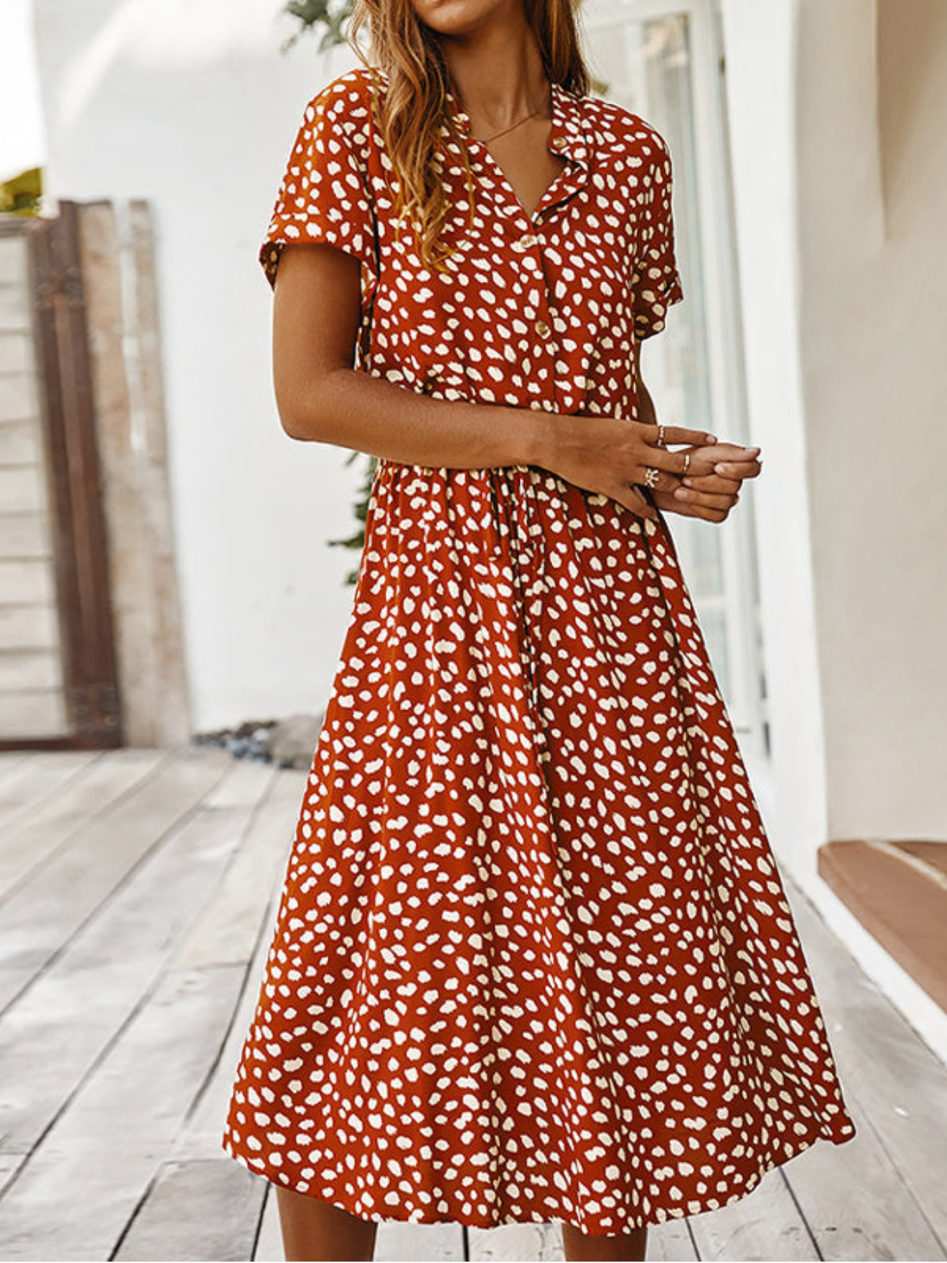 Emelia l V-hals kjole med polkaprikker