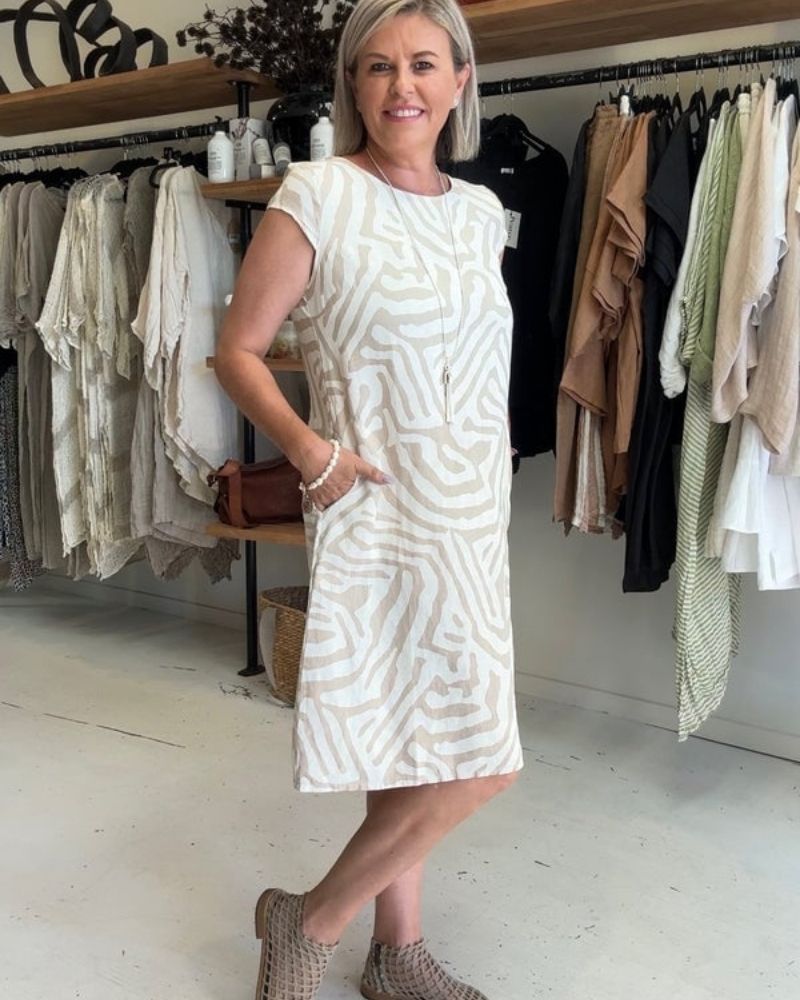 Nelia™ | Sommerkjole med rund halsudskæring og smukt print