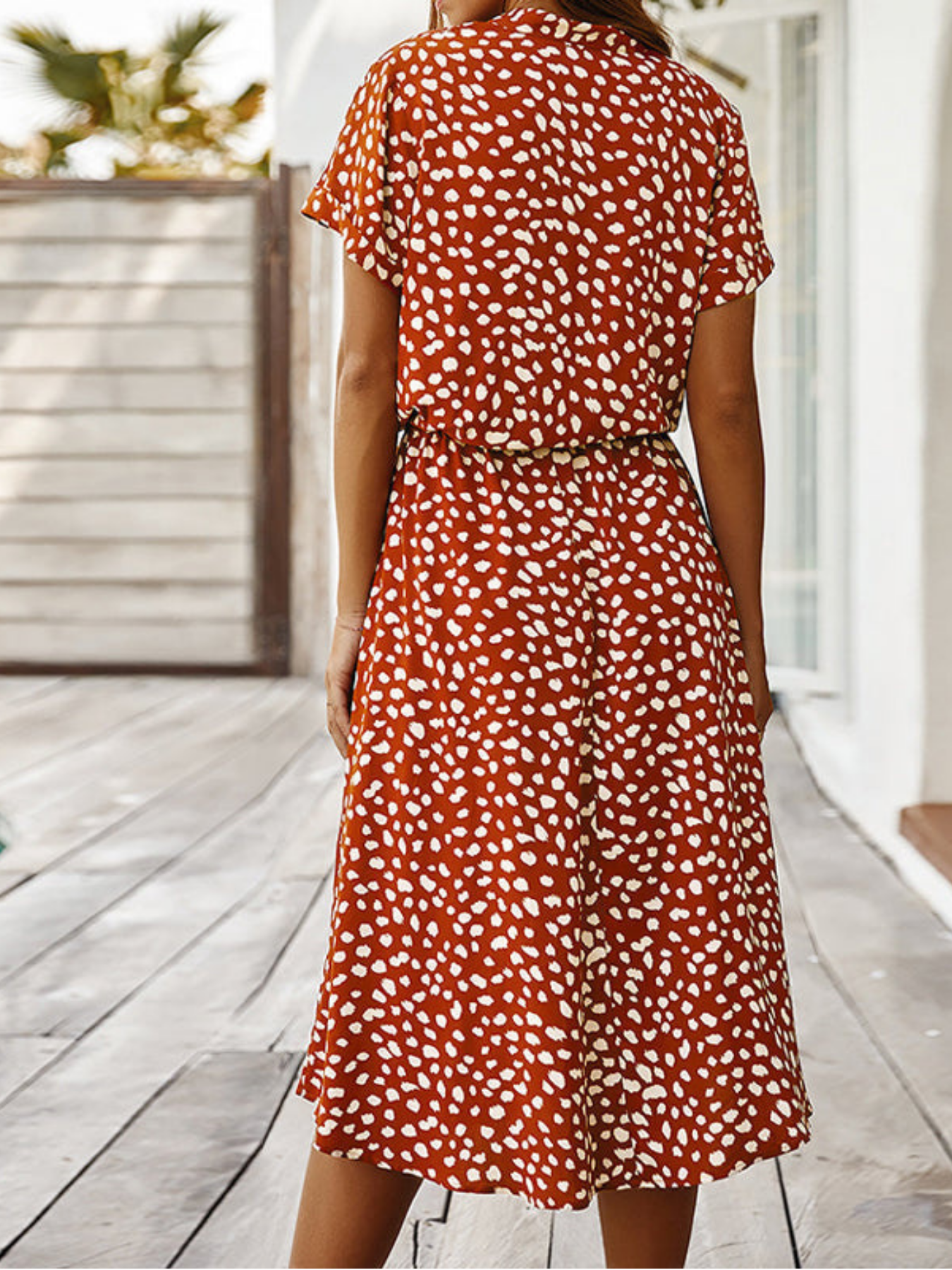 Emelia l V-hals kjole med polkaprikker