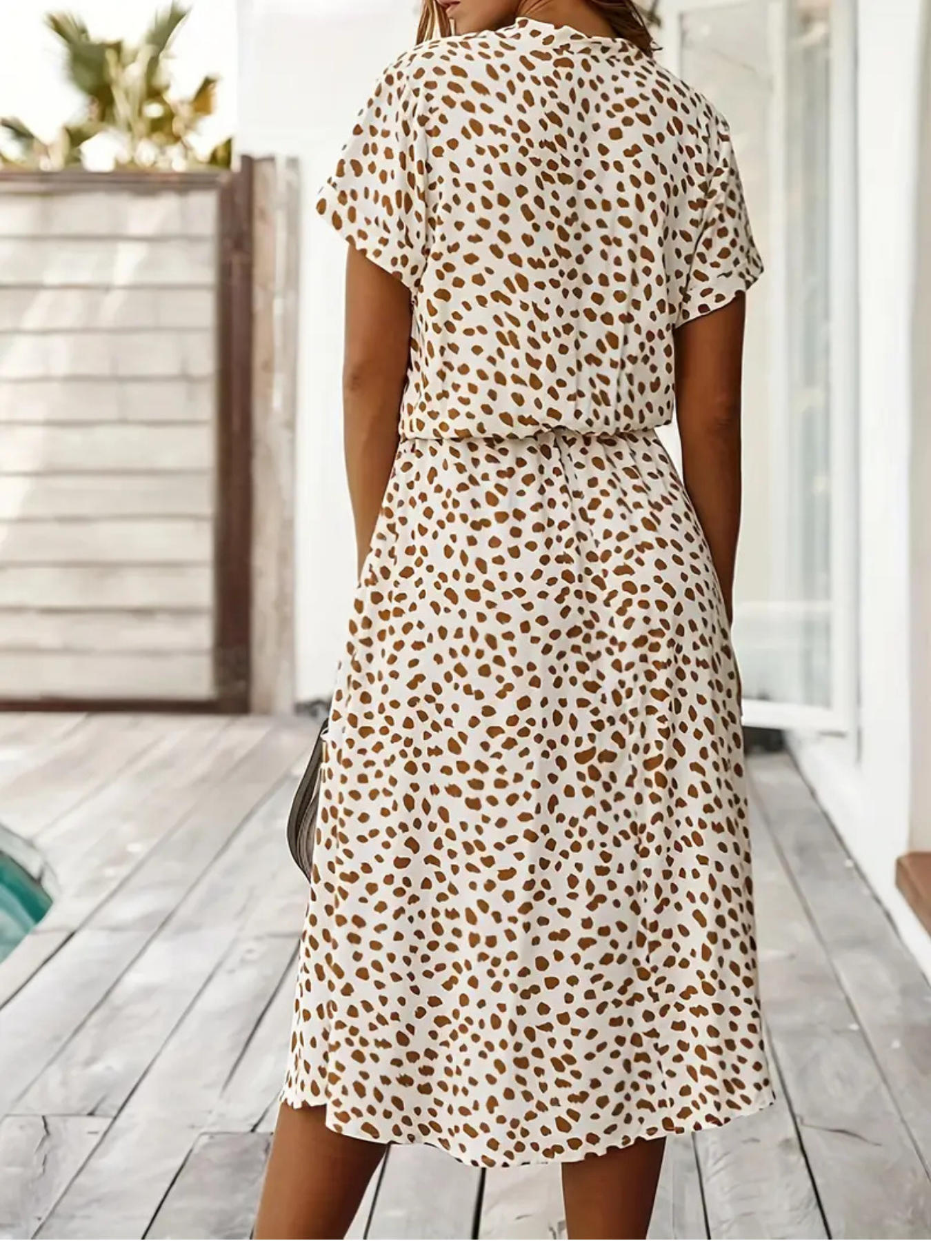 Emelia l V-hals kjole med polkaprikker