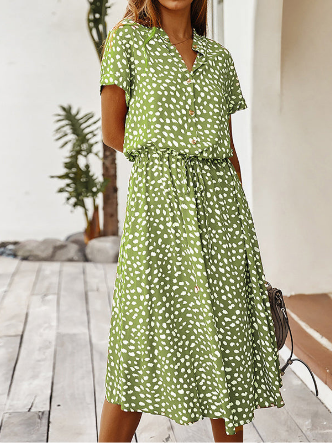 Emelia l V-hals kjole med polkaprikker