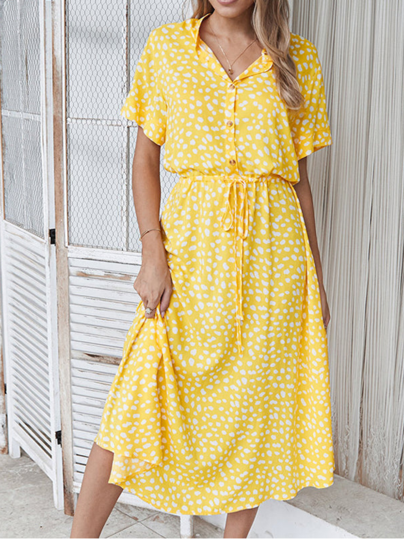 Emelia l V-hals kjole med polkaprikker