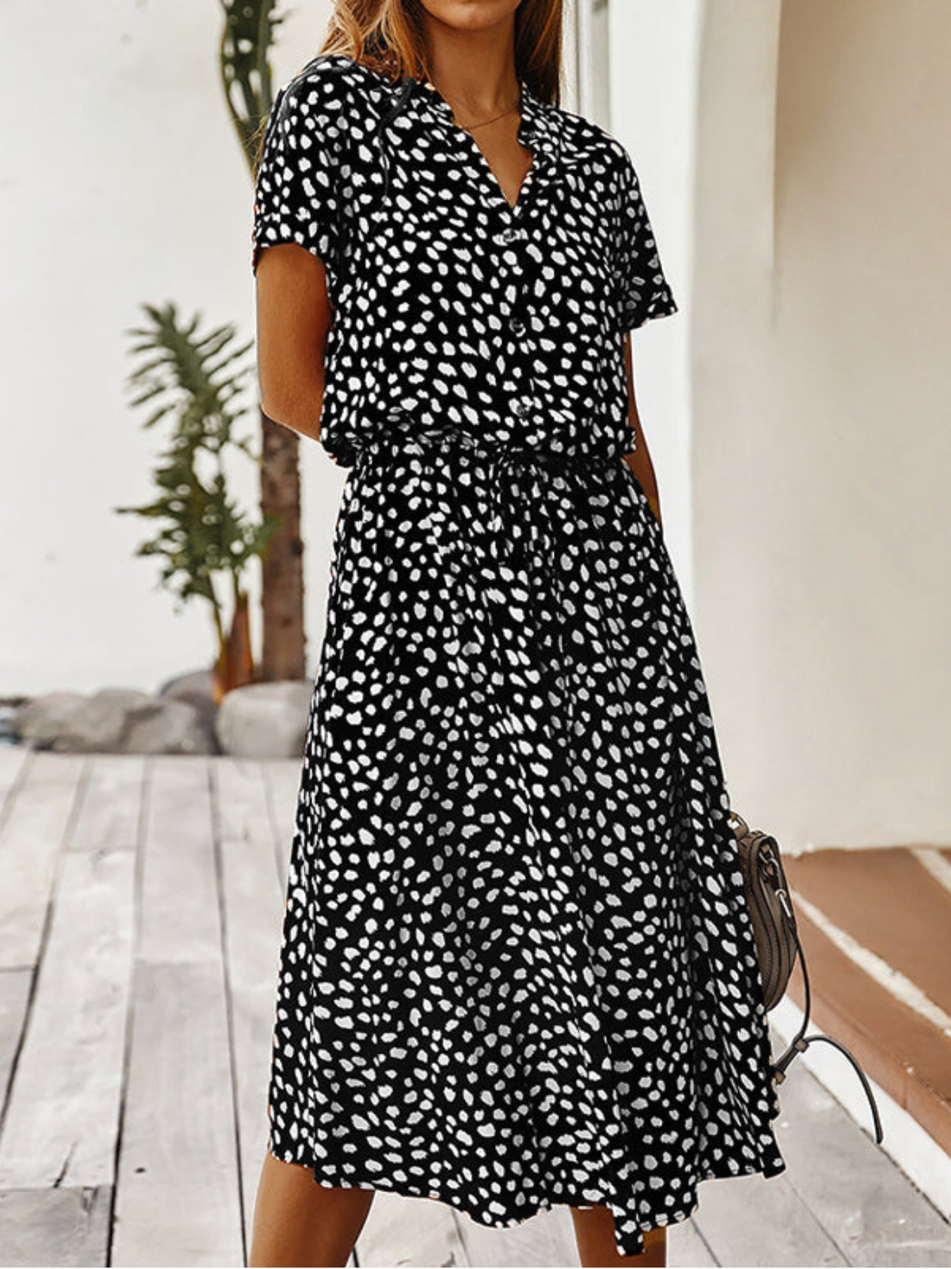 Emelia l V-hals kjole med polkaprikker