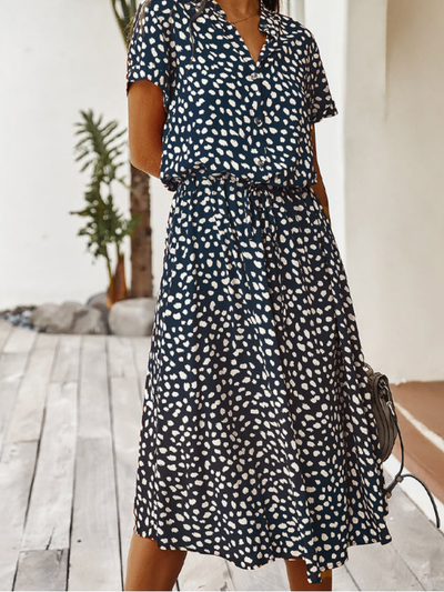 Emelia l V-hals kjole med polkaprikker