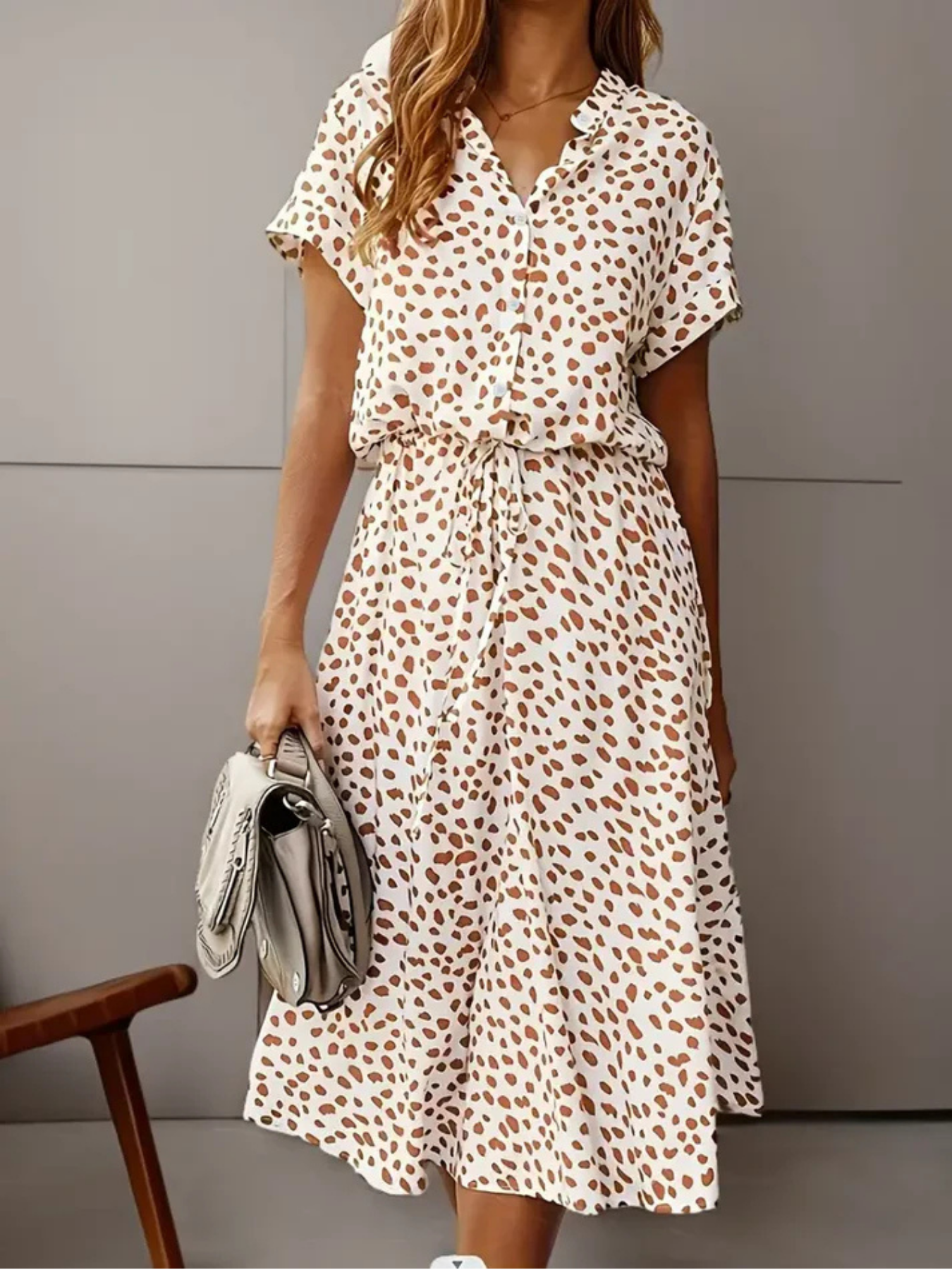 Emelia l V-hals kjole med polkaprikker