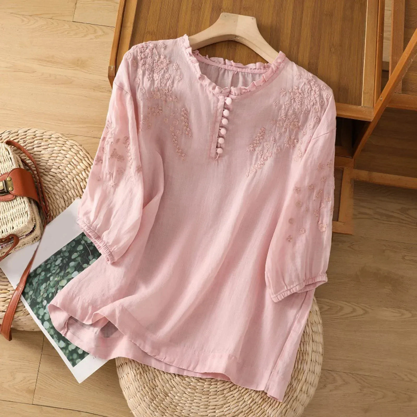Vilma™ – Broderet bluse med knapper foran