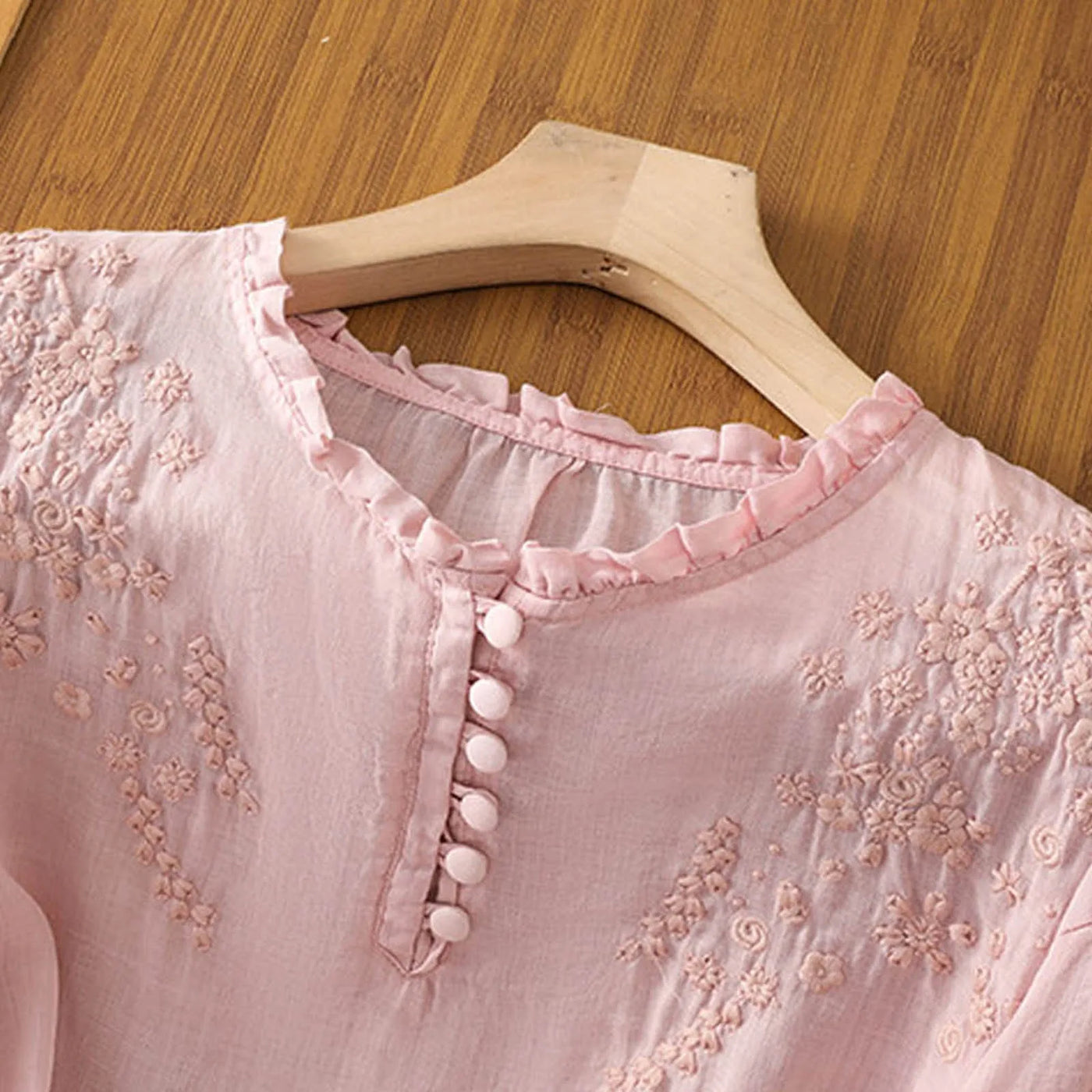 Vilma™ – Broderet bluse med knapper foran