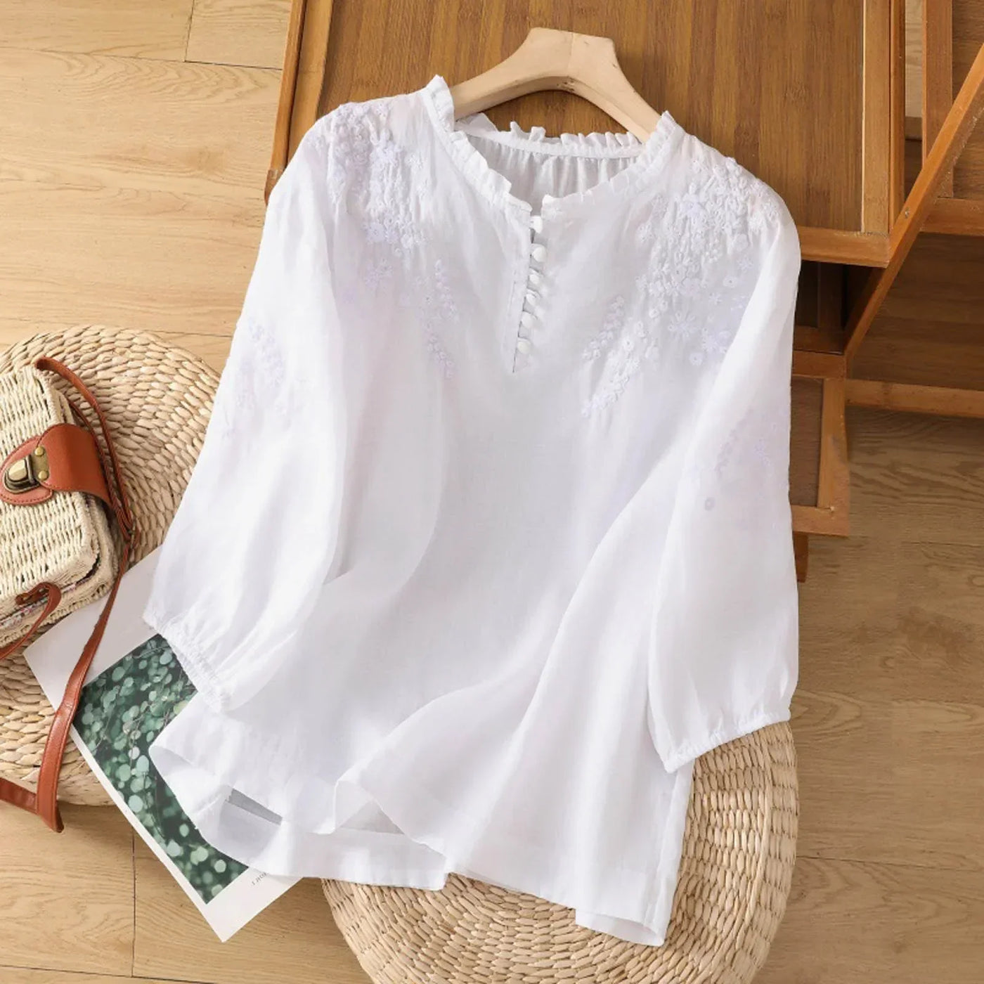 Vilma™ – Broderet bluse med knapper foran