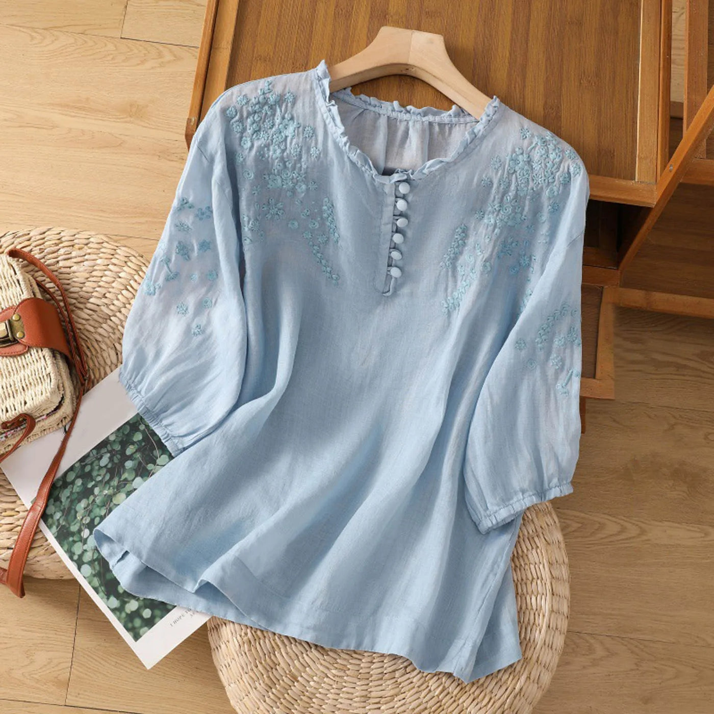 Vilma™ – Broderet bluse med knapper foran