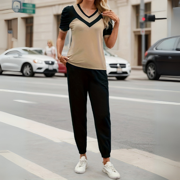 Emma I Tofarvet loungesæt med V-hals