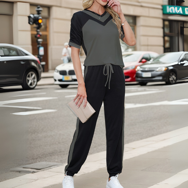 Emma I Tofarvet loungesæt med V-hals