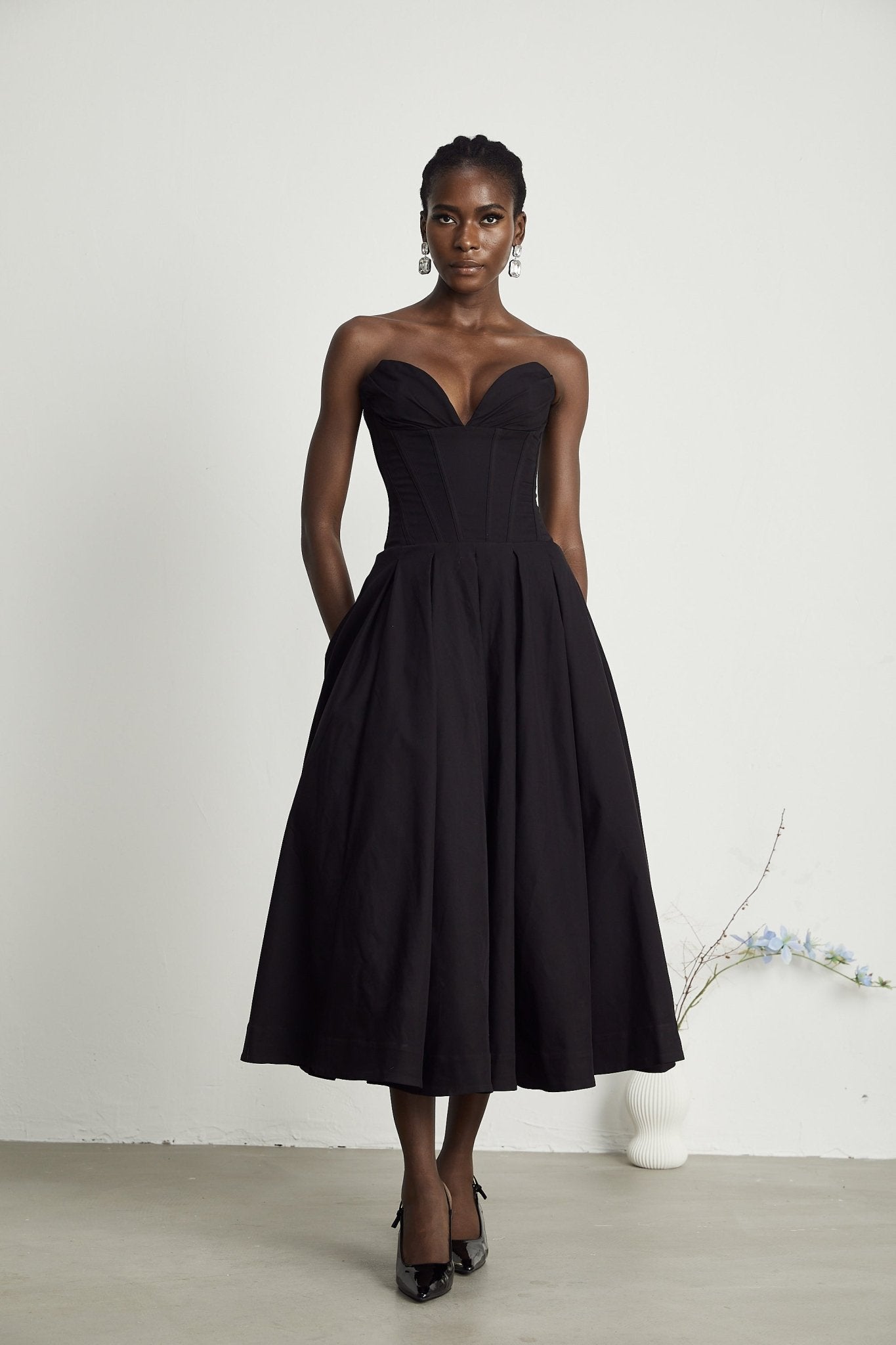 Thora | Stilfuld Off-Shoulder Korset Midi Kjole